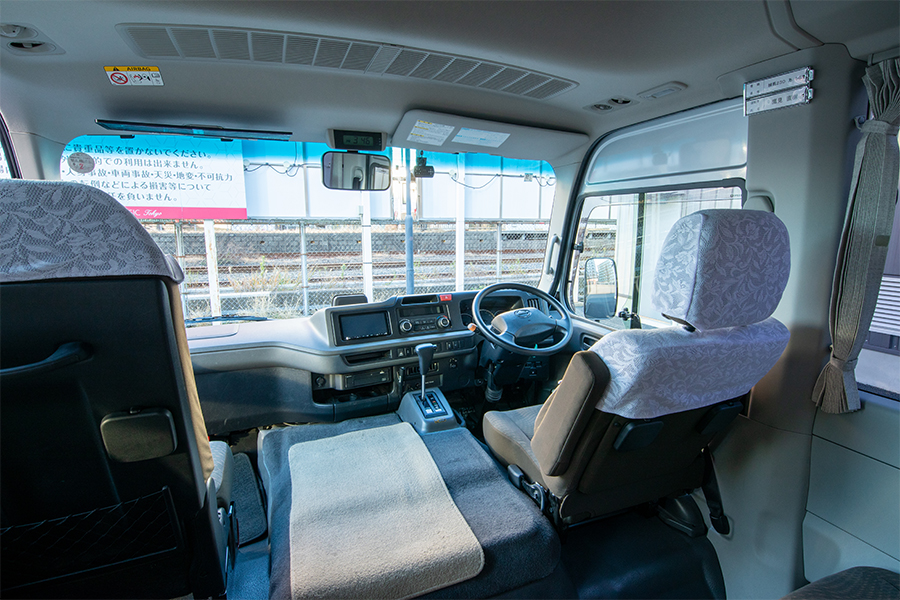 東京の貸切バス|運転手付きで格安の見積もりなら「コミニティ交通」|大型バス